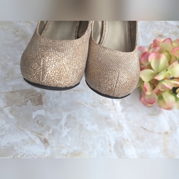 Madeline Girl Women’s Gold High Heels Size 7M - Picture 11 of 13